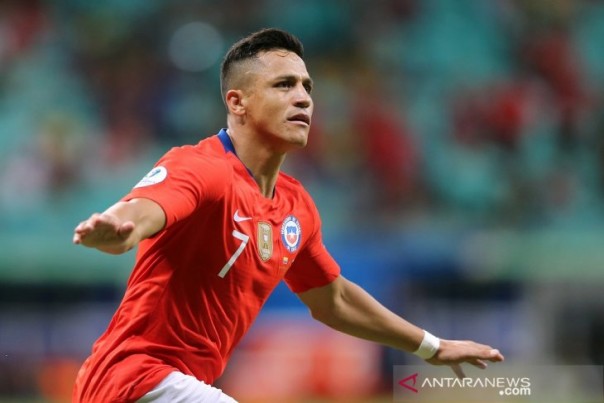 Pemain Timnas Chile, Alexis Sanchez usai mencetak gol. 