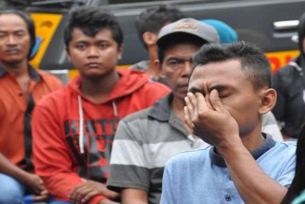 Kesedihan keluarga korban saat menunggu proses identifikasi jenazah di RS Bhayangkara, Medan. 