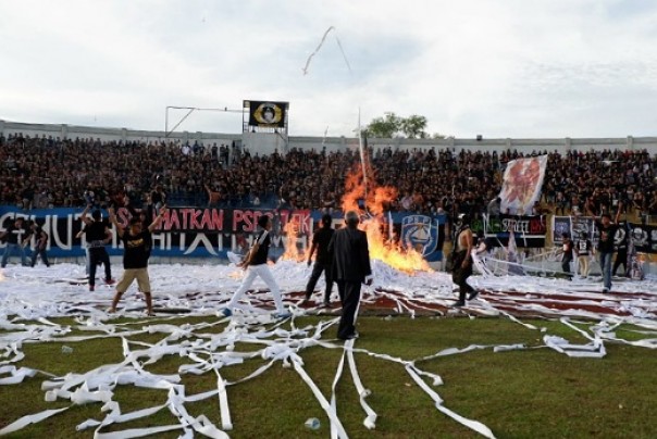 Aksi pembakaran di pinggir lapangan oleh sejumlah massa supporter PSPS Riau di tribun utara (foto: dok/riau24group)