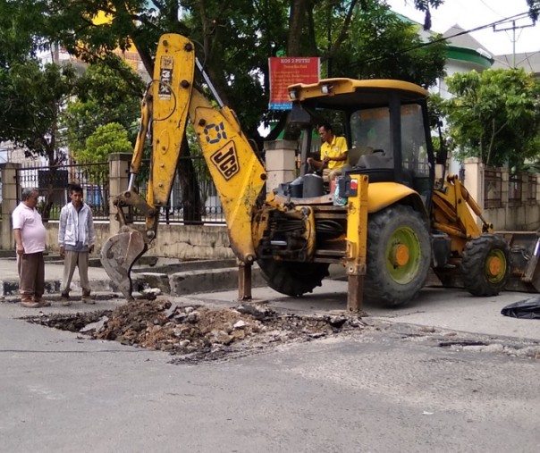 Alat berat sedang membuat saluran di samping Rumah Sakit Awal Bros Jalan Jenderal Sudirman. Foto: Surya/Riau1.