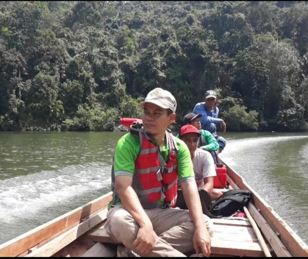 Petugas sedang melakukan survey track di SM Rimbang Baling (Foto: Istimewa/BBKSDA Riau)