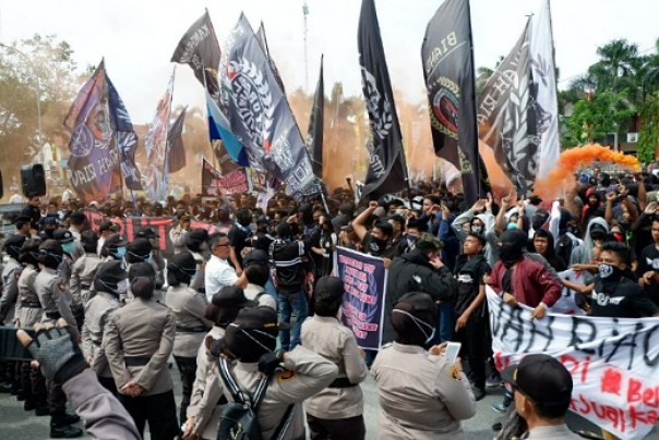 Seribuan massa Curva Nord 1955 Pekanbaru menggelar aksi di depan Gerbang Kantor Gubernur Riau (foto: dok/riau24group)