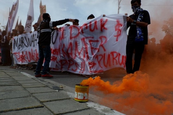 Aksi kelompo supporter PSPS Riau di depan Gerbang Kantor Gubernur Riau (foto: dok/riau24group)