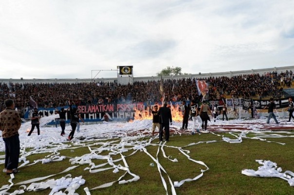 Kelompok suporter PSPS Riau mengamuk saat PSPS Riau kalah menjamu PSMS Medan 2-3 di Stadion Kaharuddin Nasuiton Rumbai Pekanbaru, Sabtu lalu (foto: dok/riau24group)