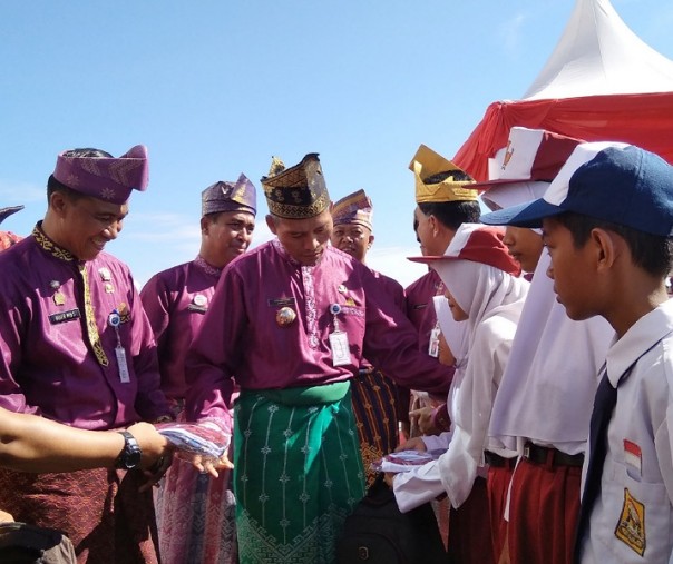 Wakil Wali Kota Pekanbaru Ayat Cahyadi didampingi Sekda M Noer (kiri) saat memberikan beasiswa kepada perwakilan pelajar usai upacara HUT ke-235 Pekanbaru di Kompleks Perkantoran Tenayan Raya. Foto: Surya/Riau1.