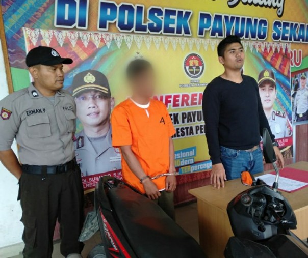 Pelaku di Mapolsek Payung Sekaki, Pekanbaru.