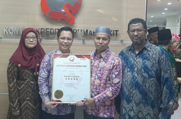 Direktur RSUD Tengku Rafian, dr Benny Chairuddin SpAn MKes menerima sertifikat Akreditasi Paripurna Bintang Lima dari SNARS