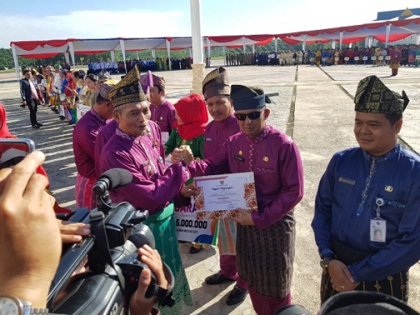 Kepala Dispora Kota Pekanbaru, Zulfahmi Adrian menerima piagam juara IV Lomba Krenova Balitbang Pekanbaru 2019