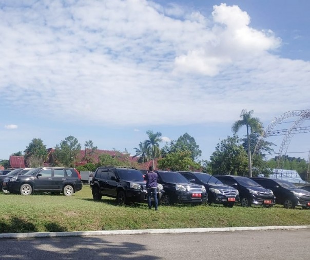 Penampakan kendaraan dinas Pemprov Riau yang masih dikandangkan di halaman Rumah Dinas Gubernur Riau ( Foto:Zar/Riau1.com) 