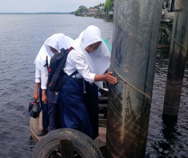 Siswa SMP Di Meranti gunakan jalur air untuk sampai ke sekolah (Foto:Zar/Riau1.com)