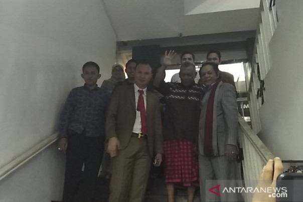 Eggi Sudjana didampingi tim kuasa hukumnya saat meninggalkan penjara, Senin malam tadi.