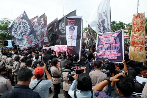 Aksi kelompo supporter PSPS Riau di depan Gerbang Kantor Gubernur Riau (foto: dok/riau24group)
