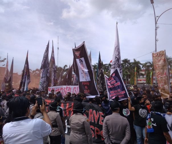 Aksi unjuk suporter PSPS Riau di depan kantor Gubernur Riau (Foto:Zar/Riau1.com)
