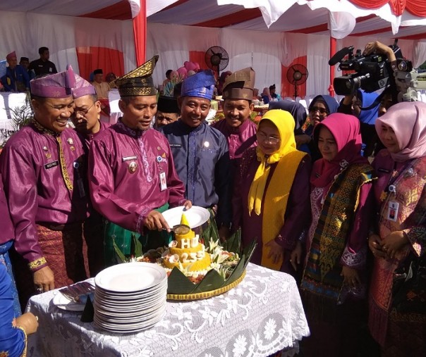 Wakil Wali Kota Pekanbaru Ayat Cahyadi saat memotong tumpeng usai upacara HUT ke-235 Pekanbaru di Kompleks Perkantoran Tenayan Raya, Senin (24/6/2019). Foto: Surya/Riau1.