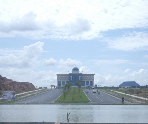 Kompleks perkantoran Pemko Pekanbaru di Tenayan Raya dihiasi kolam yang luas. Foto: Surya/Riau1.