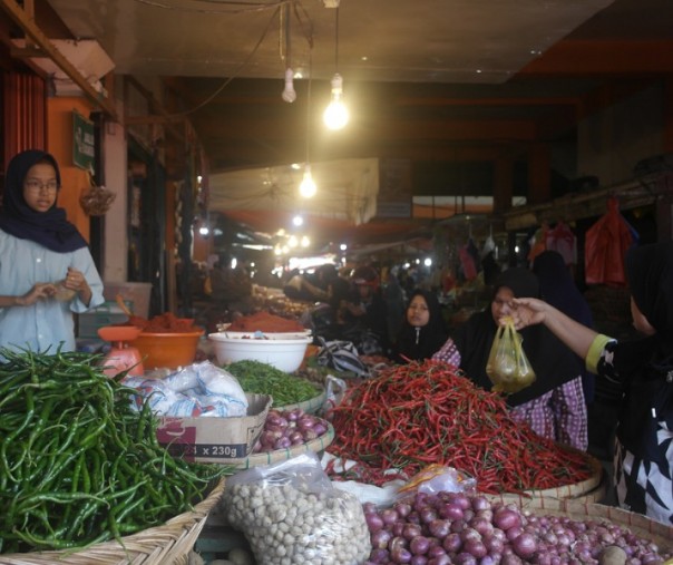 Pedagang cabai dan bawang di salah satu pasar di Payakumbuh, Sumatera Barat. Foto: Surya/Riau1.