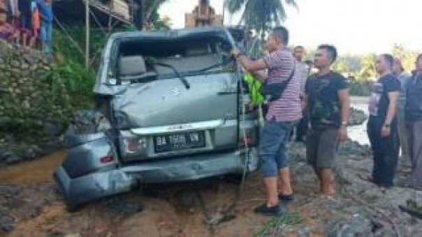 Ini penampakan mobil Suzuki APV yang terjun ke sungai di Mandailing Natal, Sumut, Selasa. 