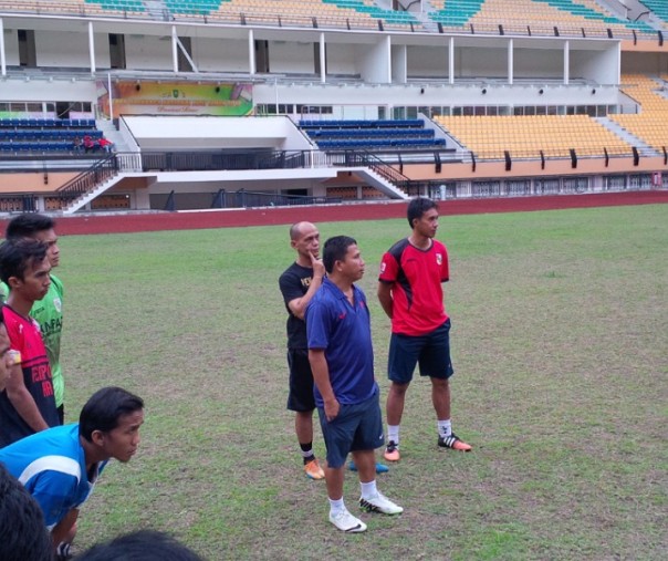 Philep Hansen Maramis saat memberikan instruksi kepelatihannya (Foto:Zar/Riau1.com)