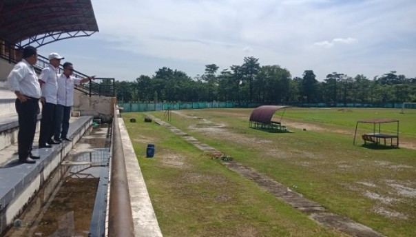 Ketua KONI Kota Pekanbaru, Anis Murzil meninjau Stadion UR untuk venue sepakbola pada Porkot VII Pekanbaru 2019