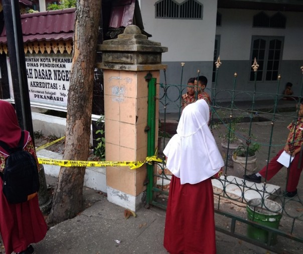 Pagar di salah satu Sekolah Dasar di Pekanbaru roboh (Foto: Zar/Riau1.com)