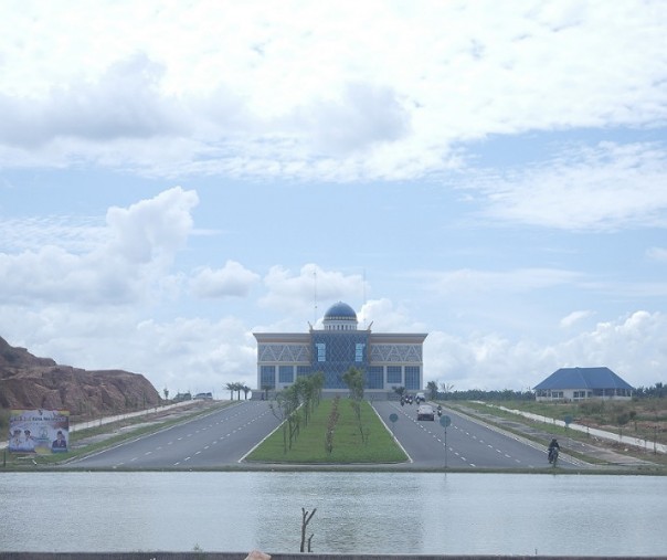 Gedung utama di kompleks perkantoran Pemko Pekanbaru di Tenayan Raya. Foto: Surya/Riau1.