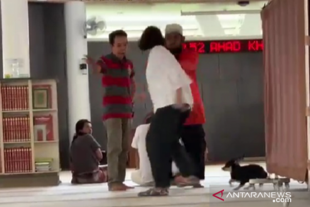 Ini foto penampakan wanita berinisial SM saat membawa anjing ke dalam Masjid Al Munawaroh, Babakan Madang, Bogor dan bertengkar dengan jamaah Masjid yang menyuruhnya ke luar, Minggu. 