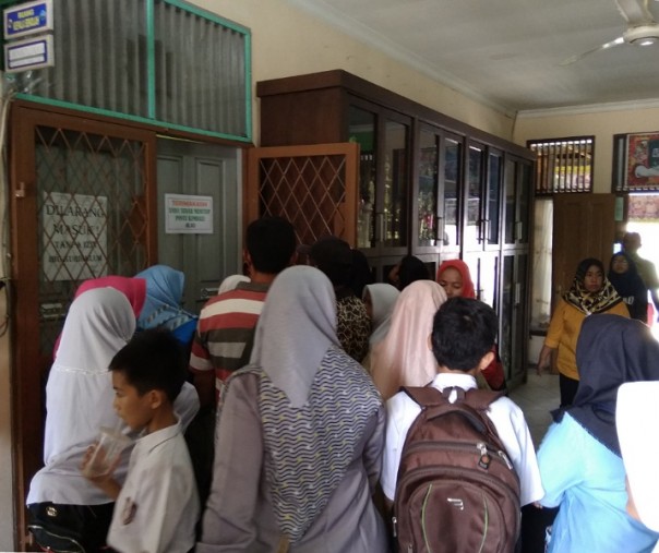 Orang tua calon peserta didik di SMP Negeri 5 Pekanbaru saat berdesakan menunggu giliran pengukuran jarak rumah ke sekolah, Senin (1/7/2019). Foto: Surya/Riau1.