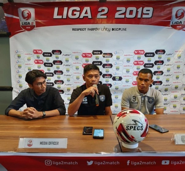Coach PSPS Riau, Bona Simanjuntak saat konfrensi pers jelang laga PSPS Riau vs Blitar Bandung United di Bandung