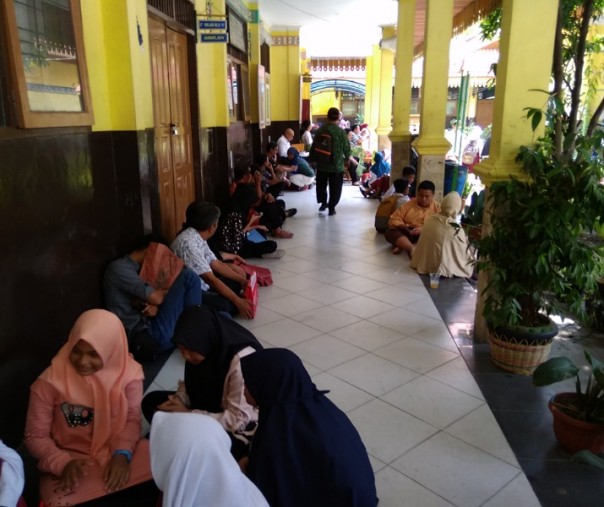 Suasana pendaftaran calon peserta didik baru di SMPN 5 Pekanbaru, Senin (1/7/2019). Foto: Surya/Riau1.