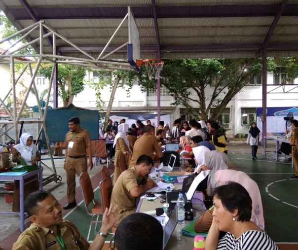 Proses PPDB di lapangan olahraga SMA 1 Pekanbaru, Senin (1/7/2019). Foto: Surya/Riau1.