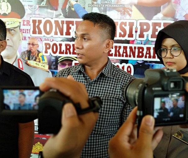 AKP Awaluddin Syam saat jumpa pers di Mapolresta Pekanbaru, Selasa siang (Riau1)
