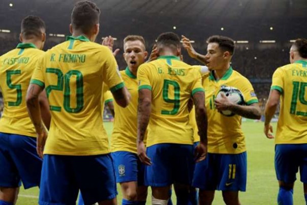 Pemain Timnas Brasil merayakan kemenangan atas Argentina, Rabu pagi. 