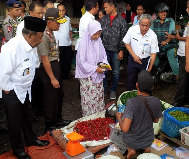 Mantan Gubernur Riau, Wan Thamrin Hasyim tinjau harga cabai di pasar Cik Puan, Pekanbaru (Foto: Zar/Riau1.com)