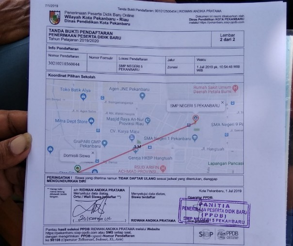 Lembaran jarak rumah calon siswa dengan SMPN 5 Pekanbaru yang diterima  para orang tua. Jarak berbeda-beda untuk setiap orangnya. Foto: Surya/Riau1.