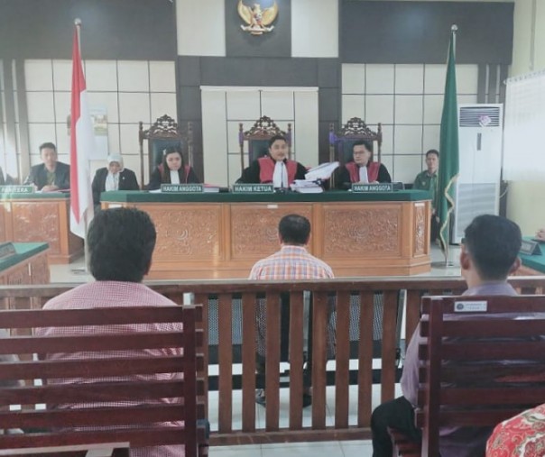 Salah satu terdakwa kasus suap anggota PPK Rengat di PN Rengat, Selasa (2/7/2019). Foto: Bawaslu Riau.