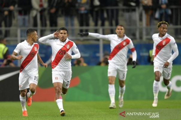 Pemain Timnas Peru merayakan kemenangan atas Chile, Kamis pagi. 