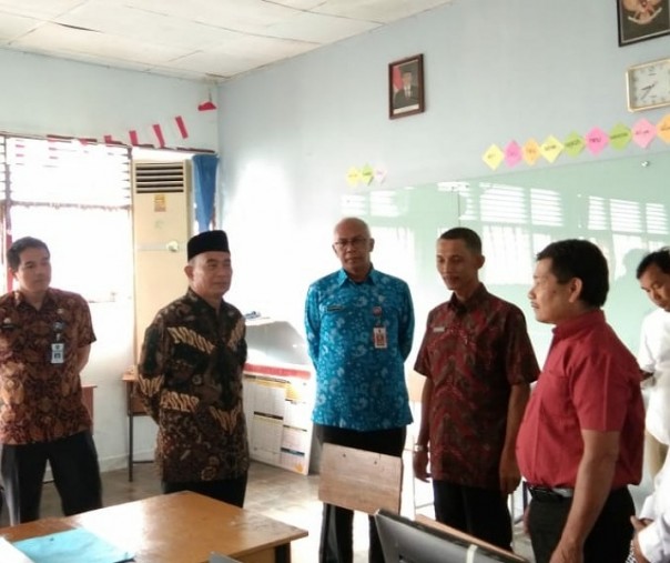 Menteri Pendidikan dan Kebudayaan (Mendikbud) RI, Muhadjir Effendy saat mengunjungi SMA 8 Pekanbaru (Foto: Zar/Riau1.com)