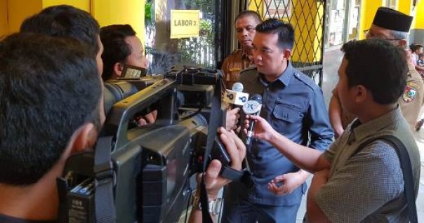 Kepala Dispora Kota Pekanbaru, Zulfahmi Adrian saat meninjau proses penerimaan siswa KOSMP di SMPN 10 Pekanbaru