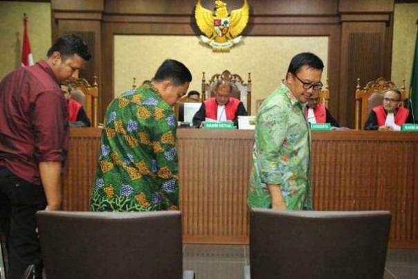 Menpora Imam Nahrawi (kanan) dan pejabat Kemenpora lainnya saat bersaksi di Sidang Tipikor, Jakarta, Kamis kemarin. 