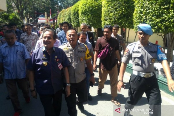 Gubernur Sulteng Longki Djanggola dan pengacaranya saat mendatangi Polda Sulteng, Jumat. 