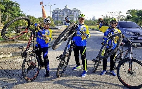 Sekdako Pekanbaru, M Noer bersama Kepala Dispora Kota Pekanbaru, Zulfahmi Adrian serta sejumlah member komunitas PMSC saat gowes di komplek Kampus UIN Riau