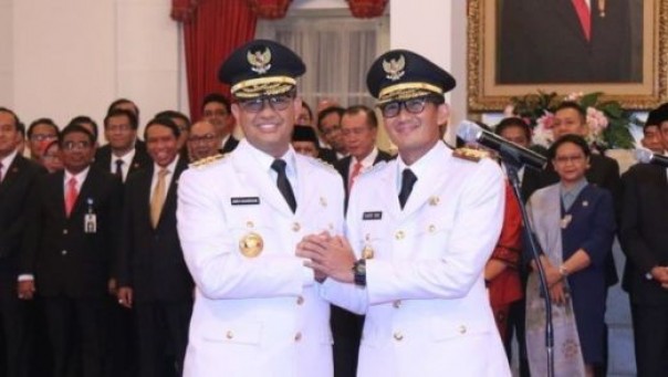 Momen Anies Baswedan dan Sandiaga Salahudin Uno saat dilantik menjadi Gubernur dan Wakil Gubernur DKI Jakarta periode 2017-2022