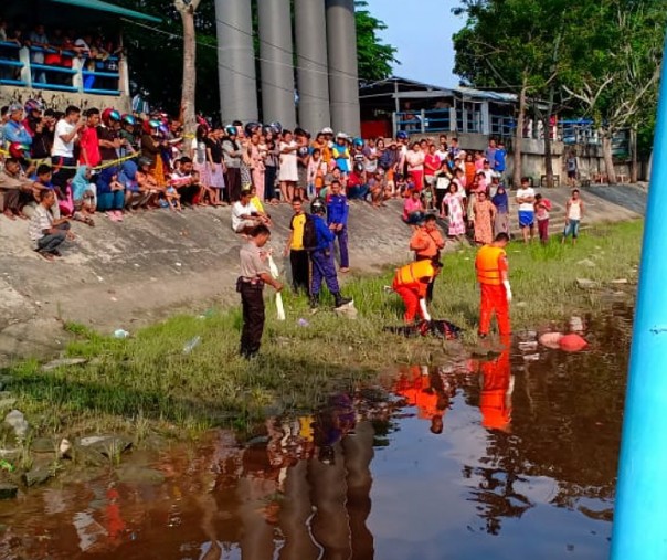 Proses evakuasi jasad Suhartini, Sabtu pagi.