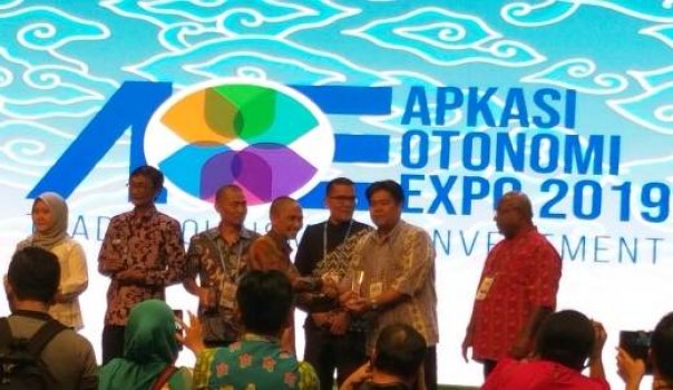Pemkab Siak melalui DPMTSP Siak menerima penghargaan sebagai juara ketiga stand inspiratif di ajang APKASI Otonomi Expo 2019