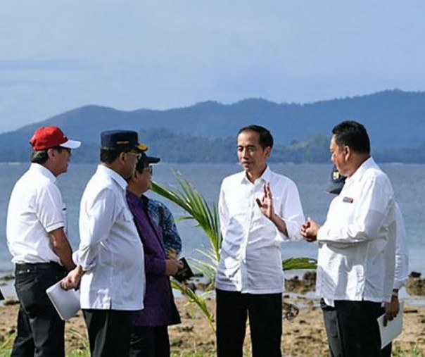 Presiden Jokowi melakukan kunjungan ke Kawasan Ekonomi Khusus Tanjung Pulisan, Likupang, Kabupaten Minahasa Utara, Sulawesi Utara. Foto: Antara.