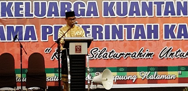Bupati Kuansing, Mursini saat memberikan sambutan dalam acara Halalbihalal bersama masyarakat Kuansing di Kota Pekanbaru