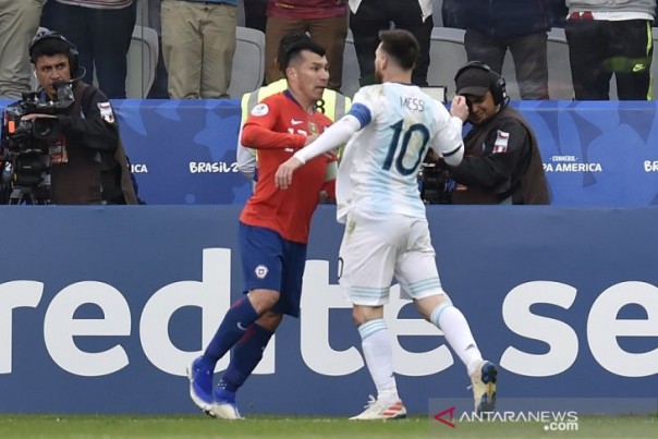 Pemain Timnas Argentina, Lionel Messi bersitegang dengan Kapten Timnas Chile Gary Medel, Minggu. 