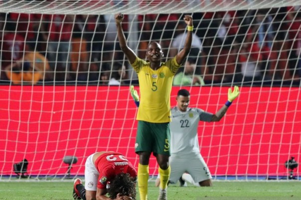 Pemain Timnas Afrika Selatan, Thamsanqa Mkhize meluapkan kegembiraan usai timnya mengalahkan Mesir, Minggu dini hari WIB. 
