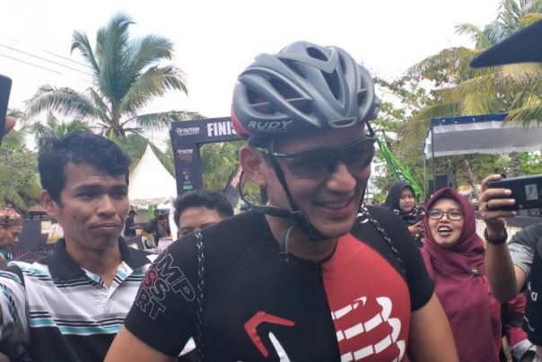 Sandiaga Salahuddin Uno peserta Triathlon Belitung 2019 yang tetap digemari ibu ibu foto selfie, Minggu pagi. 