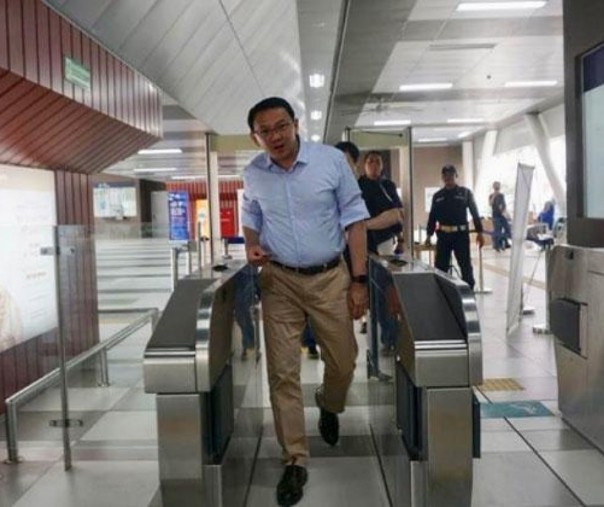 Basuki Tjahaja Purnama atau Ahok, saat mencoba MRT di Jakarta. Foto: Twitter/@@basuki_btp.